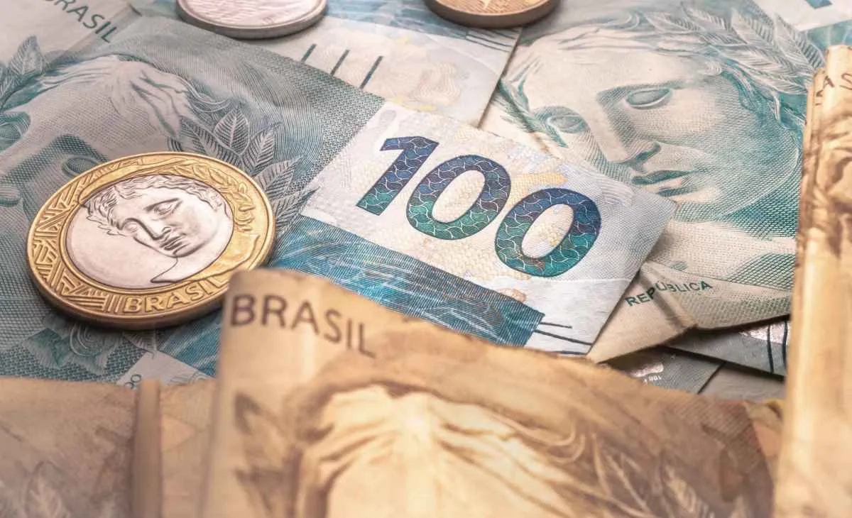 Volatilidade do real deve marcar trimestre entre riscos globais e fiscais