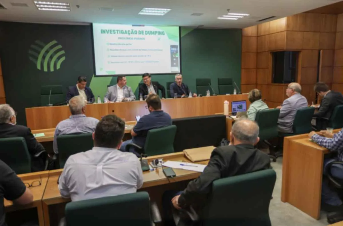 CNA debate dumping e desafios da cadeia do leite